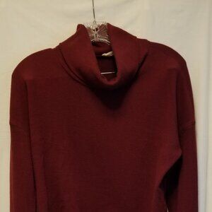 BEAR DANCE TURTLE NECK SWEATER CROP TOP. WOMAN'S SIZE SMALL.
